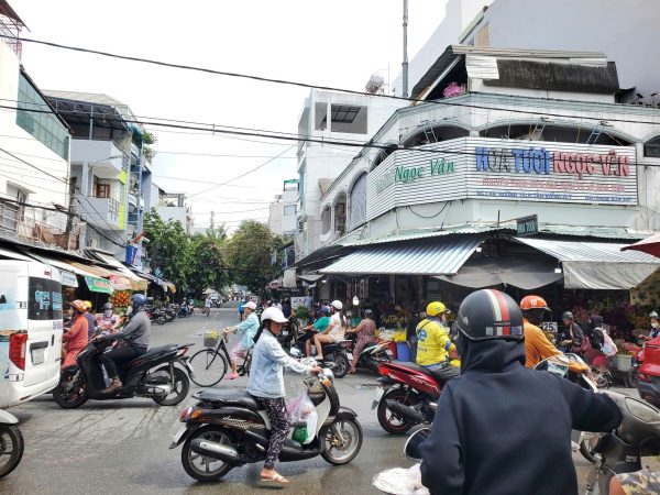 Bán Nhà Phố Góc 2 Mặt Tiền Ngay Chợ Tân Quy Trục Chính Đông Đúc